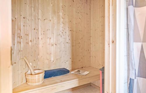 ÅrøsundにあるBeautiful Home In Haderslev With Wifiの木製サウナ(ベンチ付)