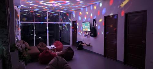 Télévision ou salle de divertissement dans l'établissement Kitchaview Poolvilla พูลวิลล่า เชียงราย