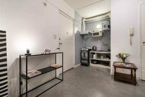 a small kitchen with a counter and a table at Apartamento zona Embajada USA - Plaza Italia by Debarrio Aparts in Buenos Aires