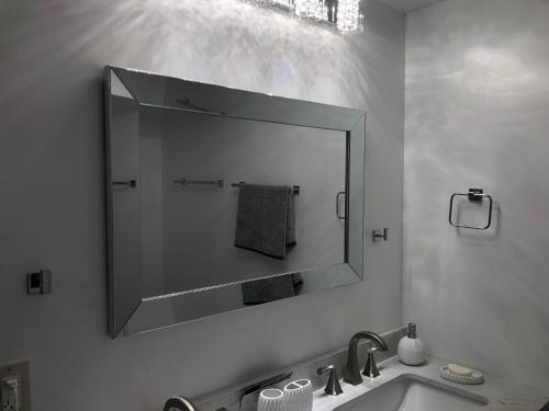 ein Badezimmer mit einem großen Spiegel über einem Waschbecken in der Unterkunft Hershey retreat 4 in Harrisburg