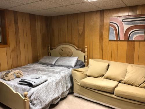ein Schlafzimmer mit einem Bett und einem Sofa in der Unterkunft Hershey retreat 4 in Harrisburg