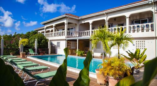 Cap Estate的住宿－Ocean View Villa 1 - 5 bedroom rate home，一座带游泳池的房子的图象
