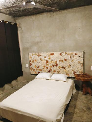 een slaapkamer met een groot wit bed in een kamer bij Villa maya in Izamal