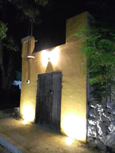 een deur aan de zijkant van een gebouw 's nachts bij Villa maya in Izamal