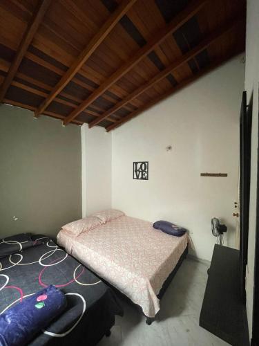 um quarto com uma cama num quarto em Casa cómoda y amplia en laureles em Medellín