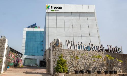 un edificio con un signo de rocío blanco en él en Treebo Trend White Rock - Sohna Road en Gurgaon