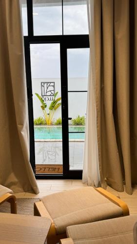 um quarto com uma janela com vista para uma piscina em Sidra chalet 