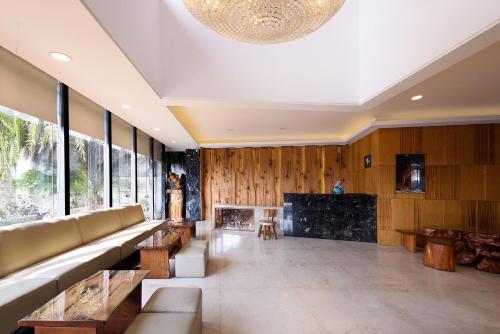 小琉球的住宿－小琉球海明珠渡假旅店，带沙发和壁炉的客厅