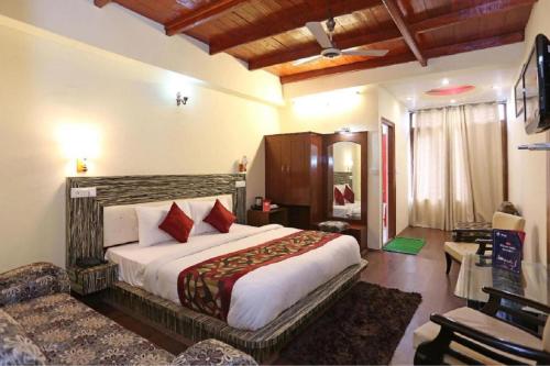 een slaapkamer met een groot bed in een kamer bij Goroomgo Moon Nainital Near Naini Lake - Parking & Lift Facilities -Hygiene and Spacious Room - Best Seller in Nainital
