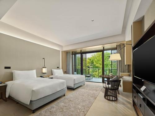 Postel nebo postele na pokoji v ubytování Hilton Shanghai Songjiang Guangfulin
