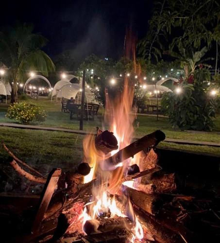 - un foyer extérieur dans un parc la nuit dans l'établissement Hotel Campestre Veredal - Quindío - Eje Cafetero, à Montenegro