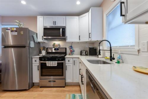 Η κουζίνα ή μικρή κουζίνα στο 326 E Glenwood Ave, Unit 2