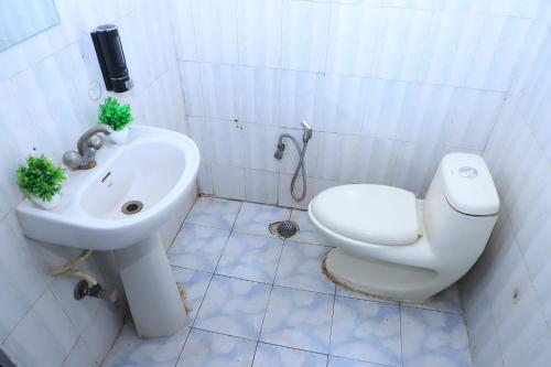 łazienka z toaletą i umywalką w obiekcie Hotel Global Inn By Quality Inn w Nowym Delhi