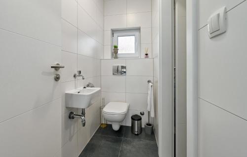 2 Bedroom Beautiful Home In Lepoglavaにあるバスルーム