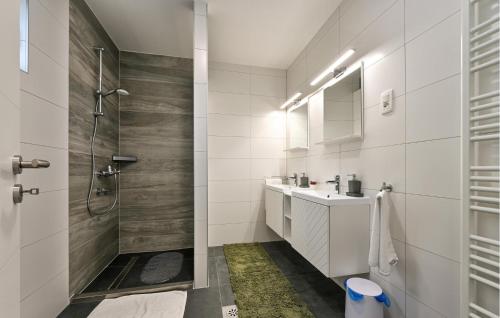 ein Bad mit 2 Waschbecken und einer Dusche in der Unterkunft 2 Bedroom Beautiful Home In Lepoglava in Lepoglava