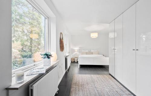 1 dormitorio y baño blanco con ducha. en Stunning Home In Hornbk With Kitchen, en Hornbæk