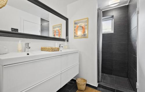 ein weißes Bad mit einem Waschbecken und einer Dusche in der Unterkunft Stunning Home In Hornbk With Kitchen in Hornbæk