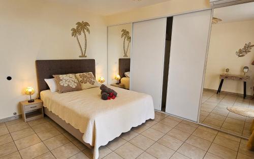 ein Schlafzimmer mit einem Bett mit einem ausgestopften Tier darauf in der Unterkunft House in a private residential area in Paea