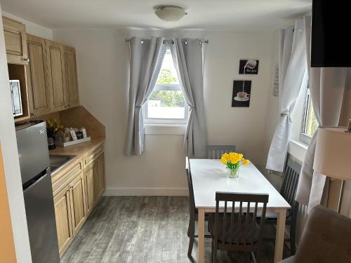 a small kitchen with a table and a window at Hotel Ponce de Leon in Miami