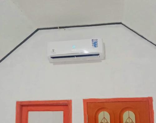 um ar condicionado está pendurado acima de duas portas em ISABELLA COTTAGE em Langgur