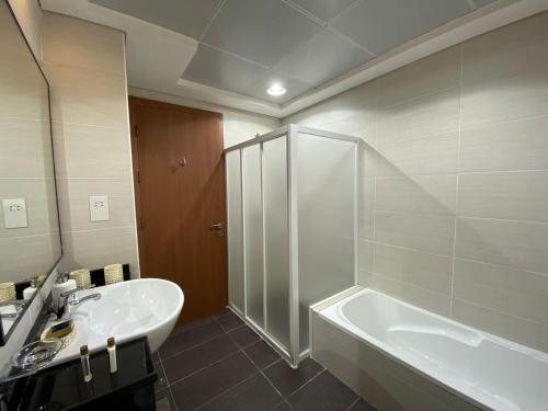 Vannas istaba naktsmītnē Dream Inn Apartments - Luxury 2 BR Mina Al Fajer - Harbor View - Al Fujairah