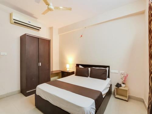 1 dormitorio con 1 cama grande en una habitación en OYO Hotel Srinivasa Grand en Hyderabad