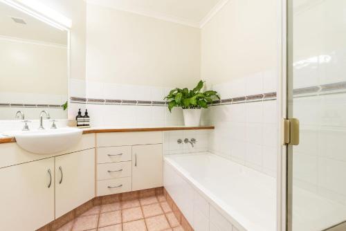 Koupelna v ubytování Blue Pacific 3 - Views Across Pippi Beach