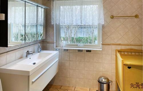 Ett badrum på Cozy Home In Trans With Kitchen