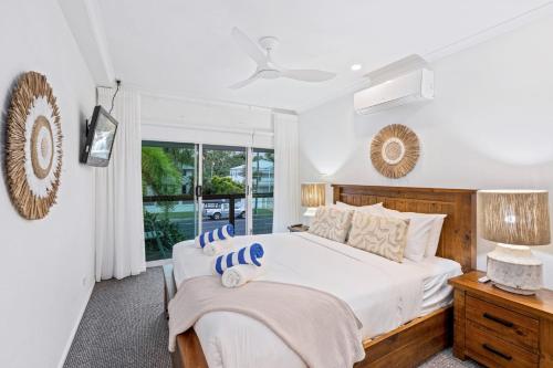 - une chambre blanche avec un lit et une fenêtre dans l'établissement Niyahs Escape, à Palm Cove