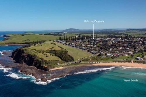 una vista aérea de una pequeña isla en el océano en Relax @ Oceania Gerringong, en Gerringong