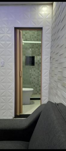 um quarto com uma casa de banho com uma banheira e uma cama em kitnet próximo a praia no Rio de Janeiro