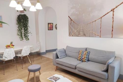 - un salon avec un canapé et un tableau de pont sur le mur dans l'établissement L'ombre du Vieux-Port appartement spacieux, à Marseille