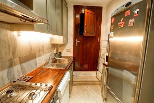 La cuisine est équipée d'un évier et d'un réfrigérateur. dans l'établissement Charming House by Hello Homes Sitges, à Sitges