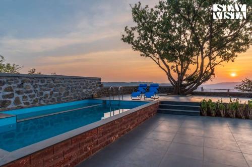Πισίνα στο ή κοντά στο Dawn Ecstasy by StayVista - Hill-view villa with Modern interiors, Garden area & Indoor games