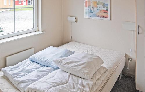 EgernsundにあるMarina Fiskens Ferieparkの窓付きの部屋のベッド1台分です。