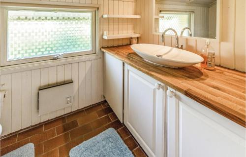 Et badeværelse på Cozy Home In Sklskr With Kitchen