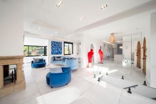ein Wohnzimmer mit blauen Möbeln und einem Kamin in der Unterkunft REF 2134 - Cannes - Magnificent villa for rent in Cannes