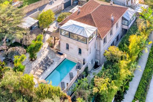 une vue aérienne d'une maison avec piscine dans l'établissement REF 2134 - Cannes - Magnificent villa for rent, à Cannes