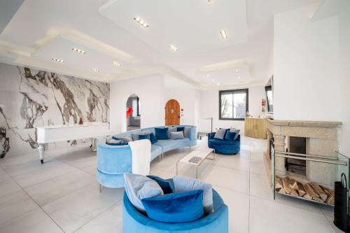 - un salon avec des chaises bleues et un piano dans l'établissement REF 2134 - Cannes - Magnificent villa for rent, à Cannes