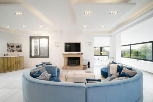 REF 2134 - Cannes - Magnificent villa for rent