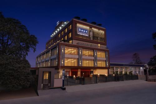 un edificio con muchas ventanas por la noche en Keys Select by Lemon Tree Hotels, Udaipur, en Udaipur