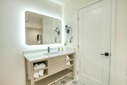 uma casa de banho com um lavatório e um espelho em La Casa Inn em São Francisco