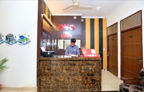 un homme travaillant au comptoir dans un restaurant dans l'établissement Hotel Royal shades, à Chandigarh
