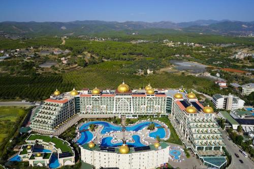 eine Luftansicht eines Resorts mit Pool in der Unterkunft Alan Xafira Deluxe Resort & Spa-ULTRA ALL INCLUSIVE in Alanya