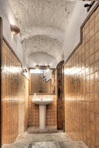 a bathroom with a sink and a mirror at Casa Huerta San Francisco in Casarabonela