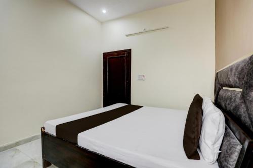 um quarto com uma cama num quarto em OYO The Happy Homestay em Moradabad