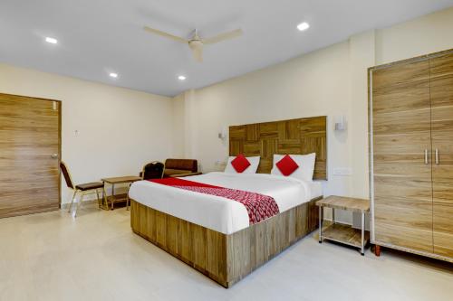 Voodi või voodid majutusasutuse OYO Hotel Savitha's Grand toas