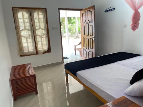 Postel nebo postele na pokoji v ubytování Gopalapuram Guest House