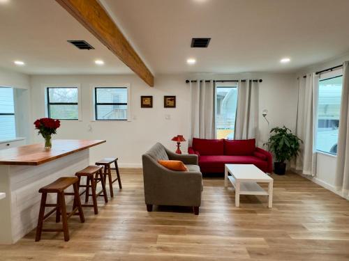 uma sala de estar com um sofá vermelho e uma mesa em Farmhouse in Taylor, 4 min to Samsung campus em Taylor