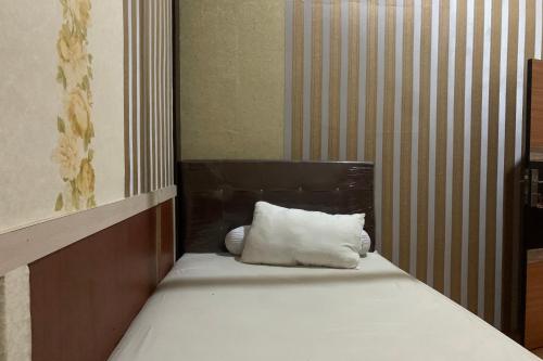 Кровать или кровати в номере OYO 93778 Kost Hidayat Syariah